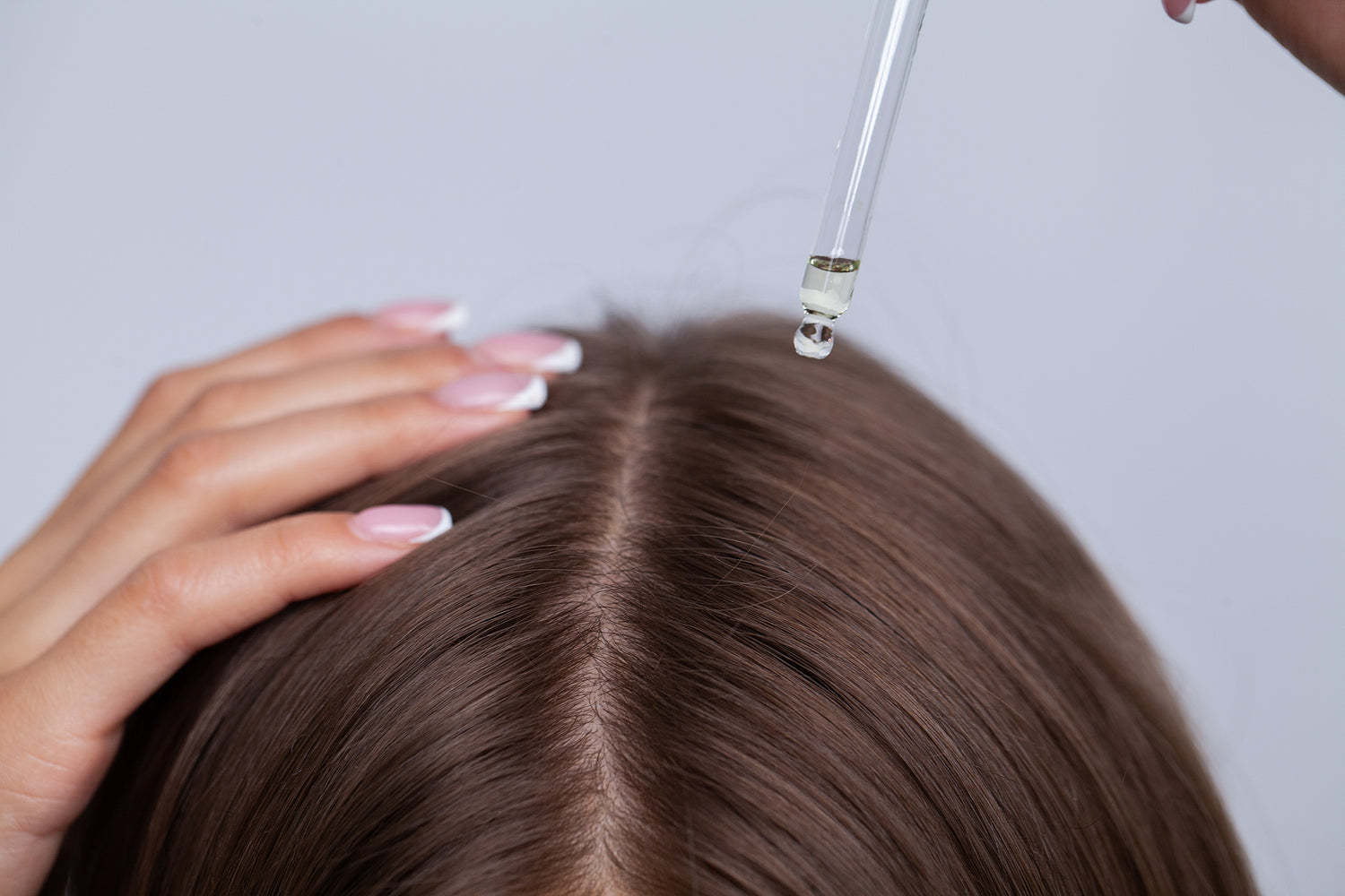 young-woman-applying-oil-onto-hair-in-bathroom-2023-01-27-04-30-11-utc.jpg__PID:579c9e64-290a-4b17-8a41-56eda5f1dc0e